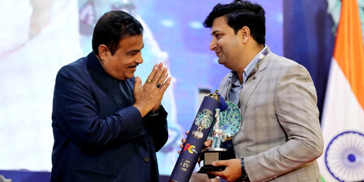 Dr. Prince Kumar Mishra receiving Indian Achievers Award from Shri Nitin Gadkari, Minister of Road Transport & Highways, Government of India, for Paralysis and Cancer specialization in Homeopathy